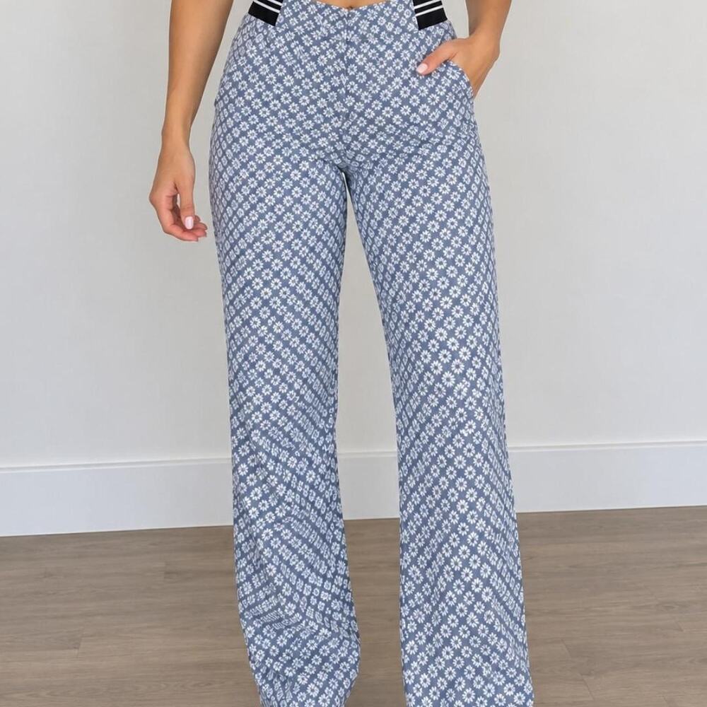 Uniqlo white and blue geometric